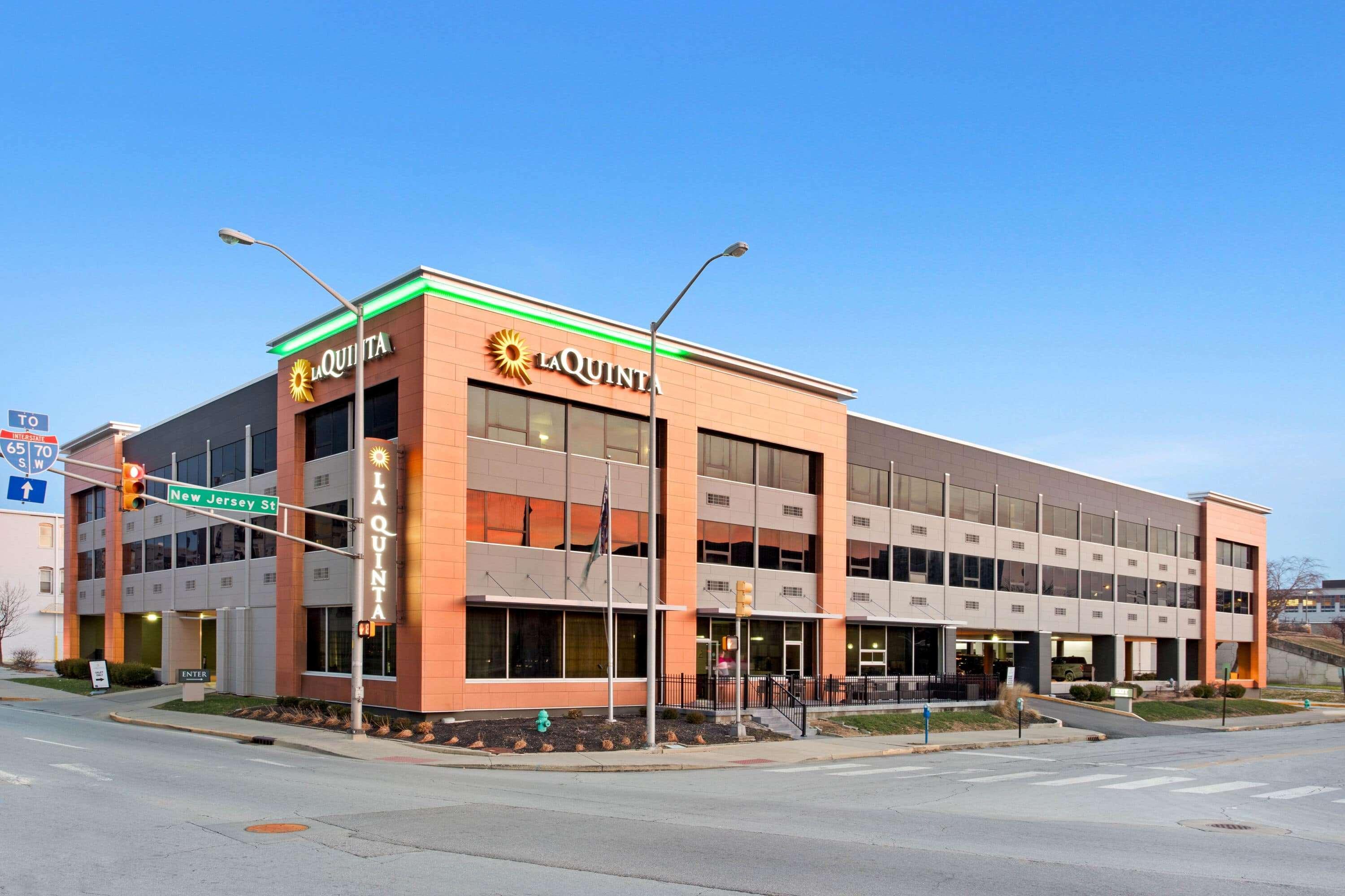 La Quinta Inn & Suites By Wyndham Indianapolis Downtown Exterior foto