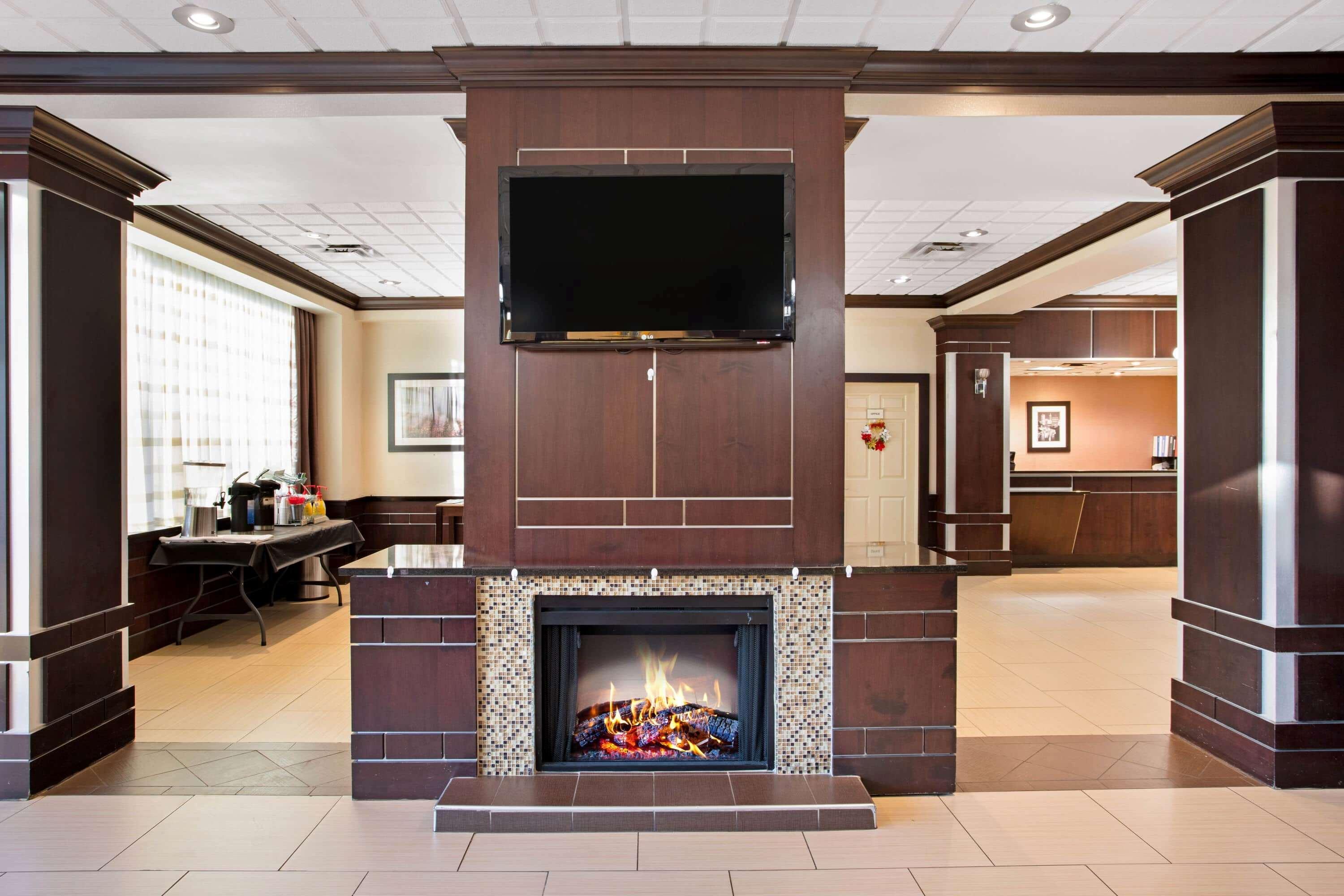 La Quinta Inn & Suites By Wyndham Indianapolis Downtown Exterior foto