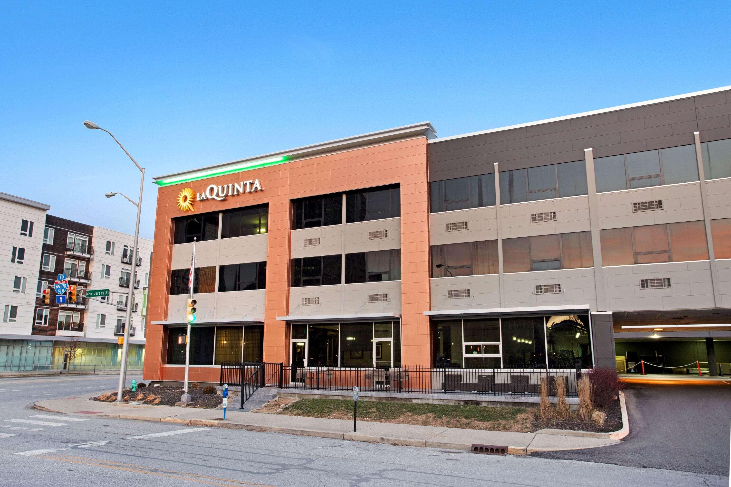 La Quinta Inn & Suites By Wyndham Indianapolis Downtown Exterior foto