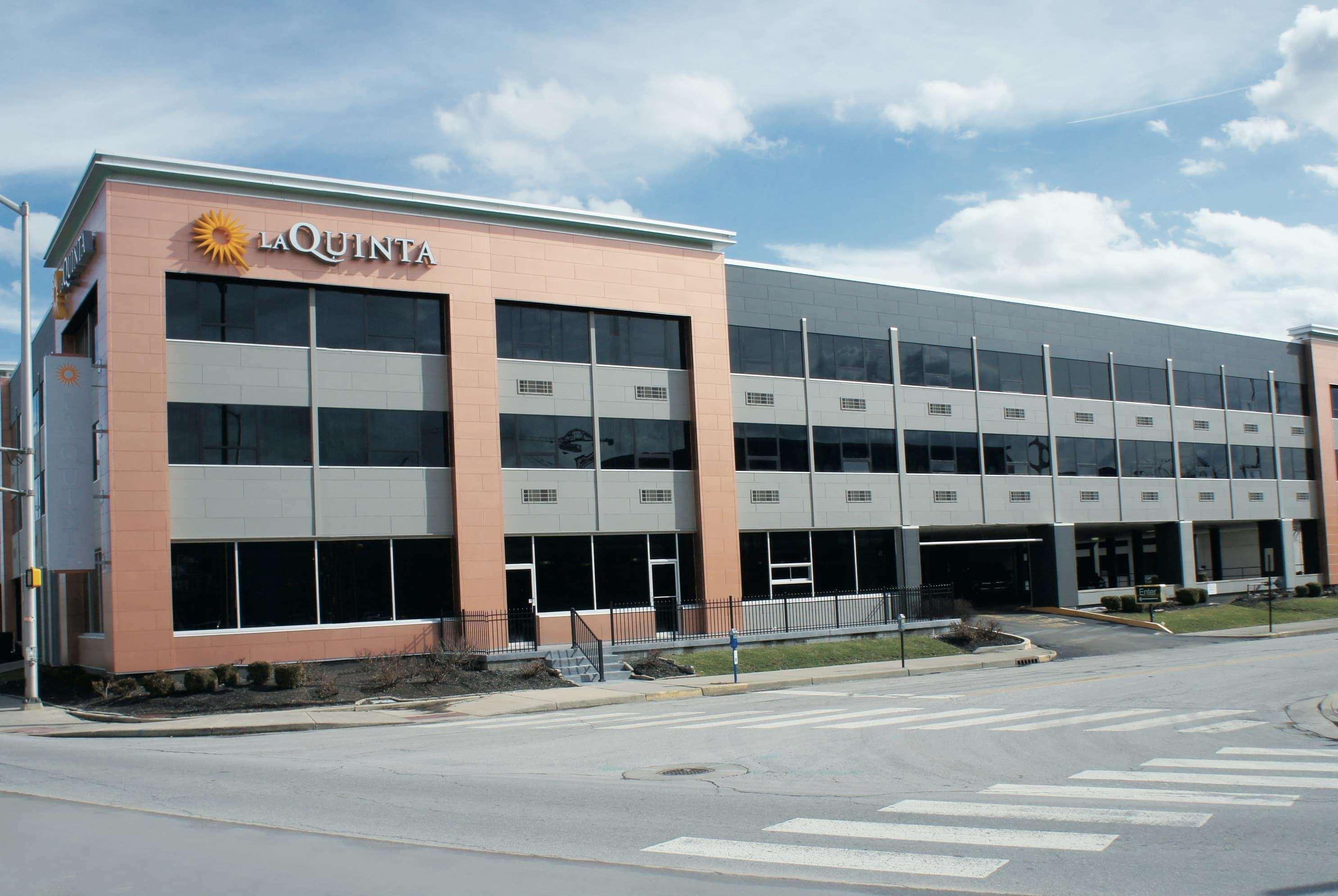 La Quinta Inn & Suites By Wyndham Indianapolis Downtown Exterior foto
