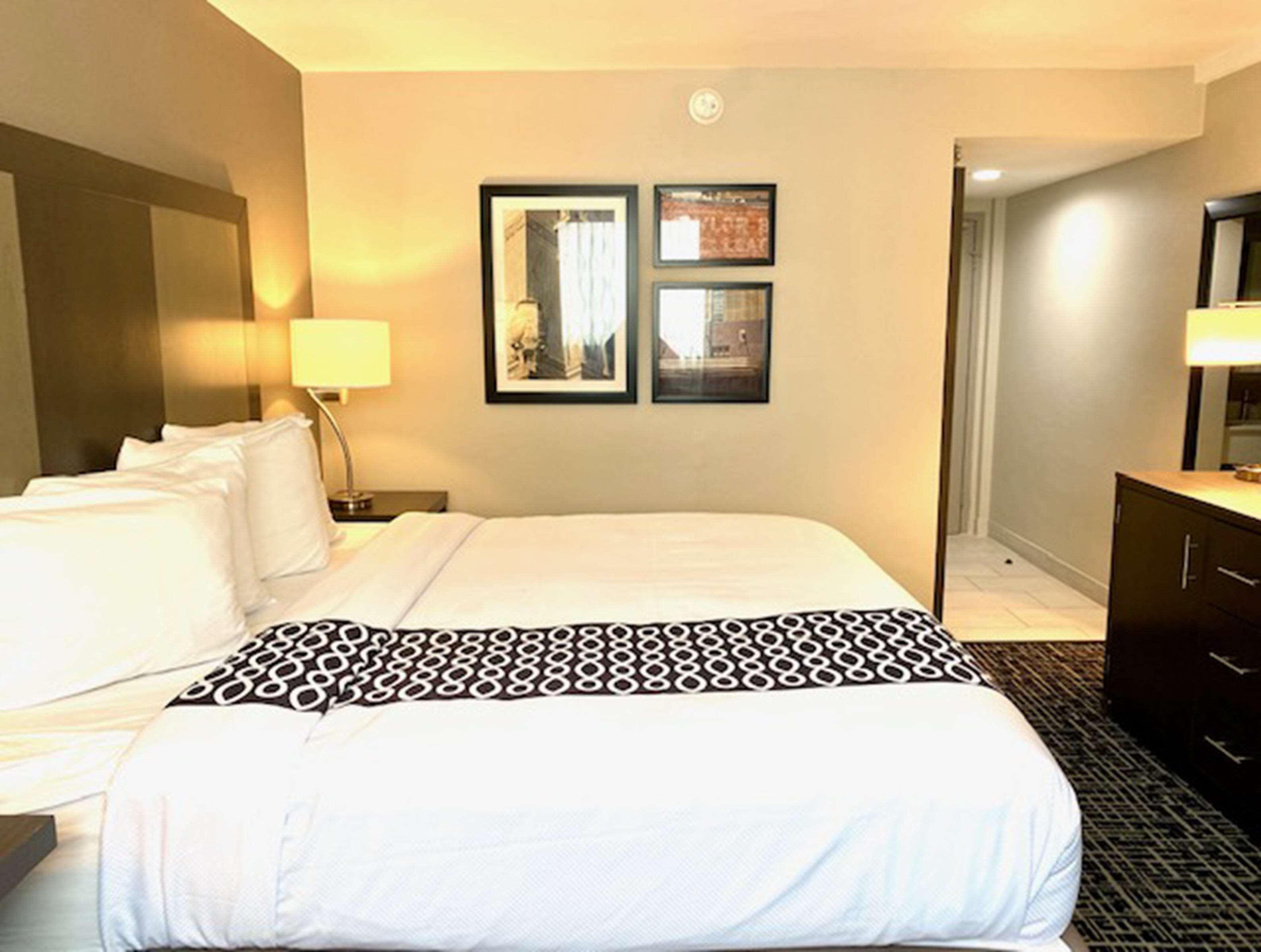 La Quinta Inn & Suites By Wyndham Indianapolis Downtown Exterior foto