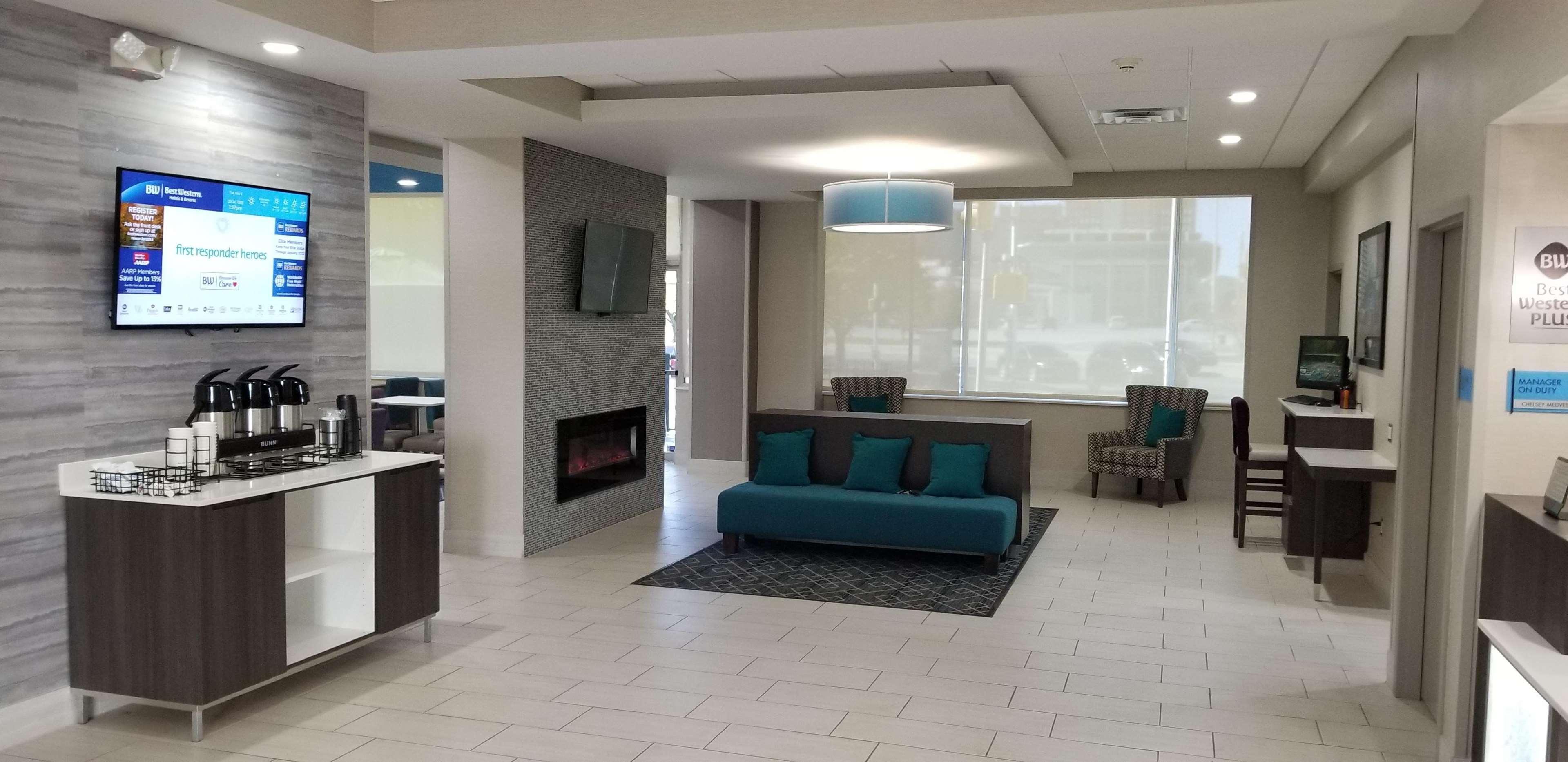 La Quinta Inn & Suites By Wyndham Indianapolis Downtown Exterior foto