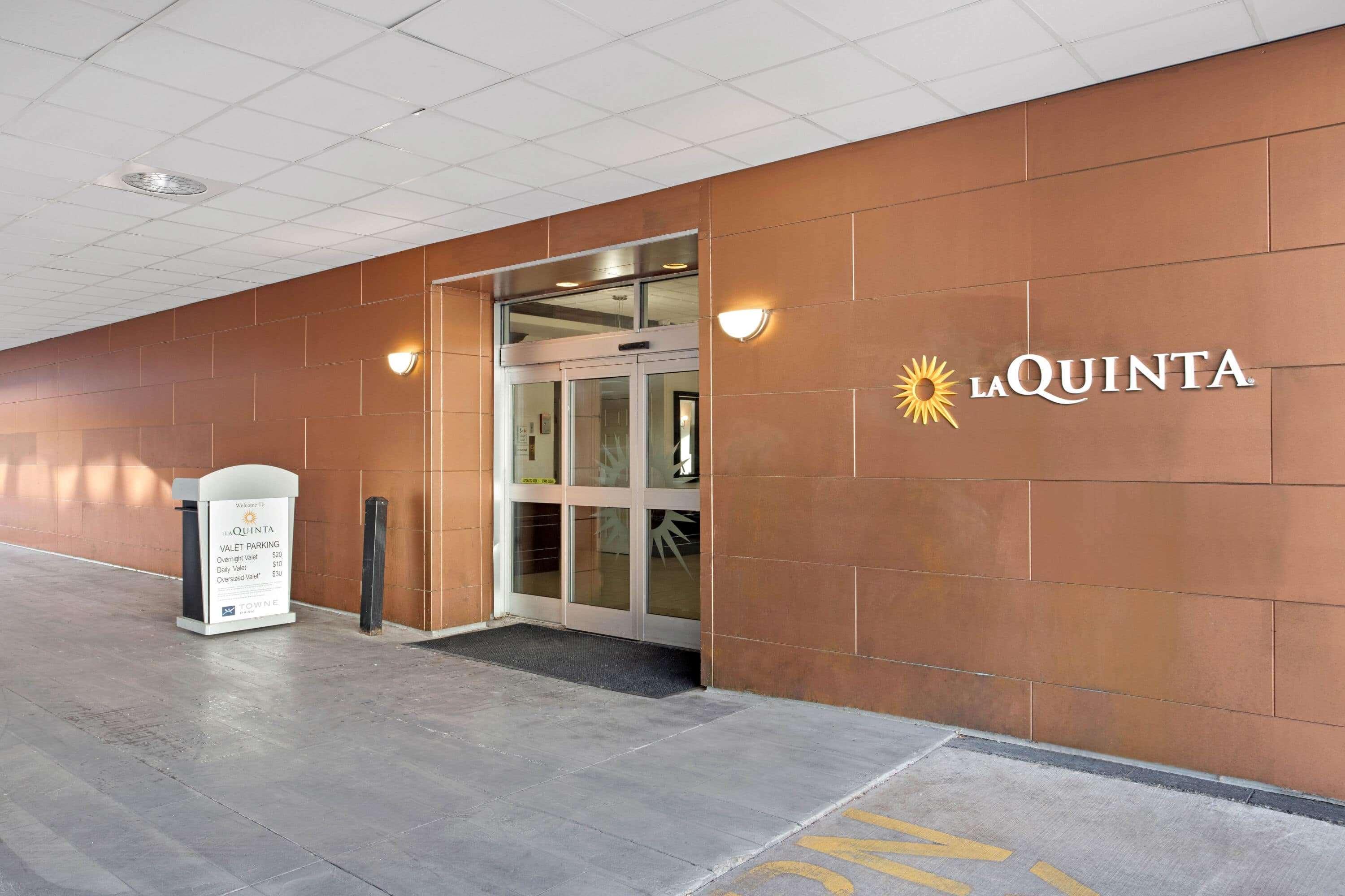 La Quinta Inn & Suites By Wyndham Indianapolis Downtown Exterior foto