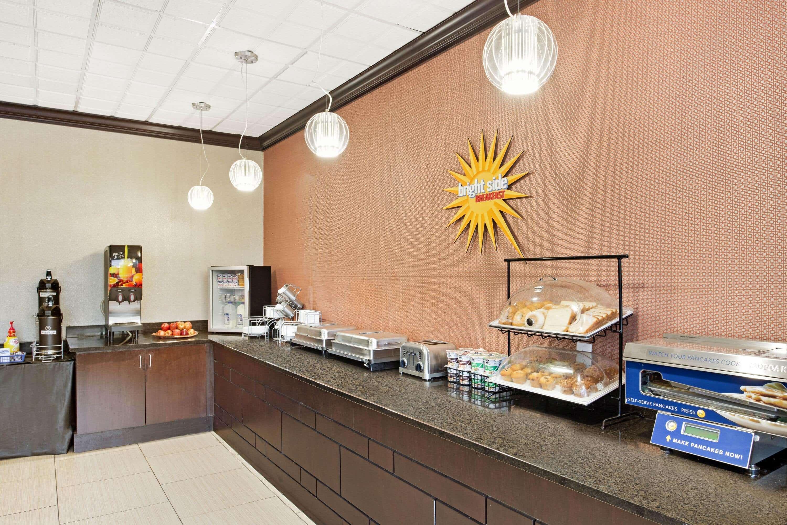 La Quinta Inn & Suites By Wyndham Indianapolis Downtown Exterior foto