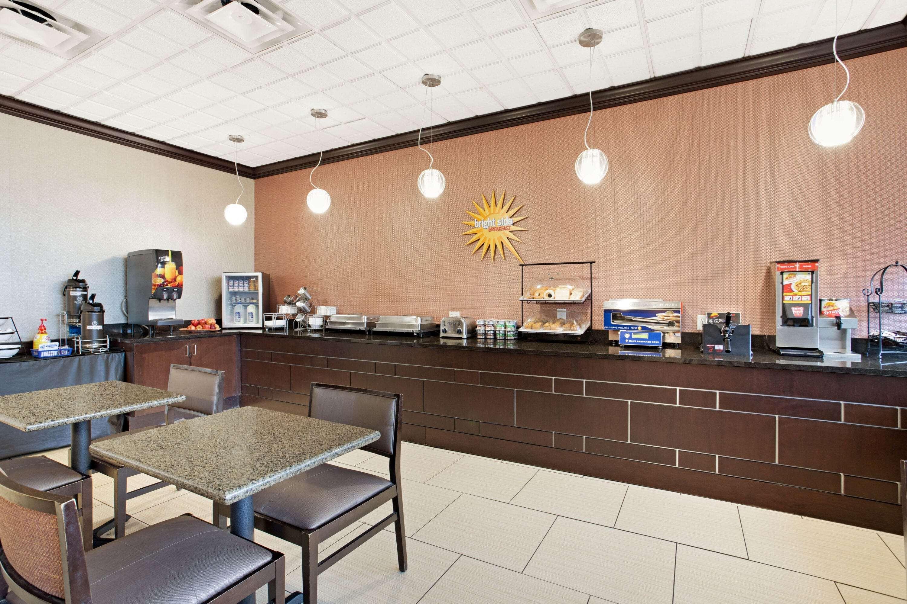 La Quinta Inn & Suites By Wyndham Indianapolis Downtown Exterior foto