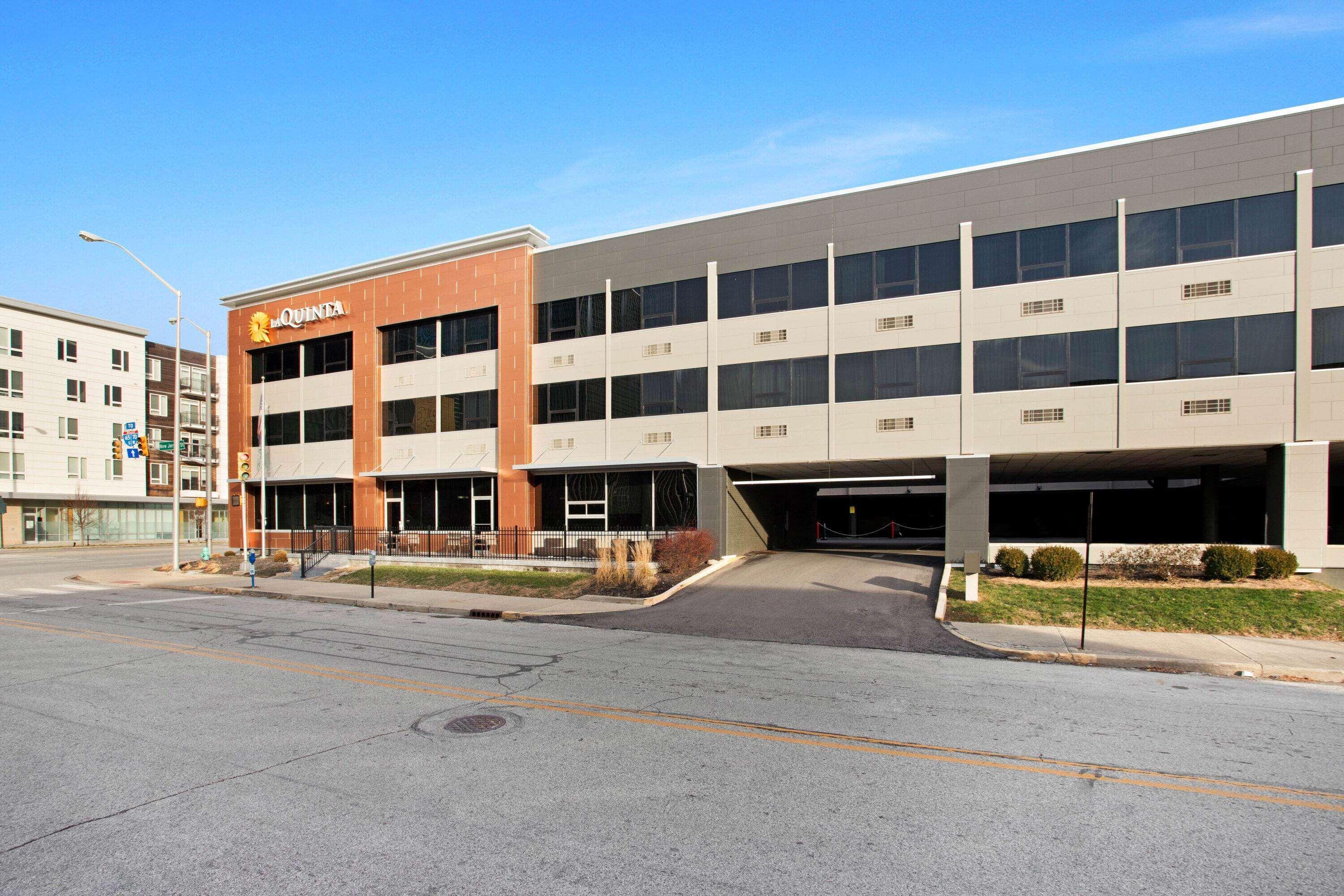 La Quinta Inn & Suites By Wyndham Indianapolis Downtown Exterior foto