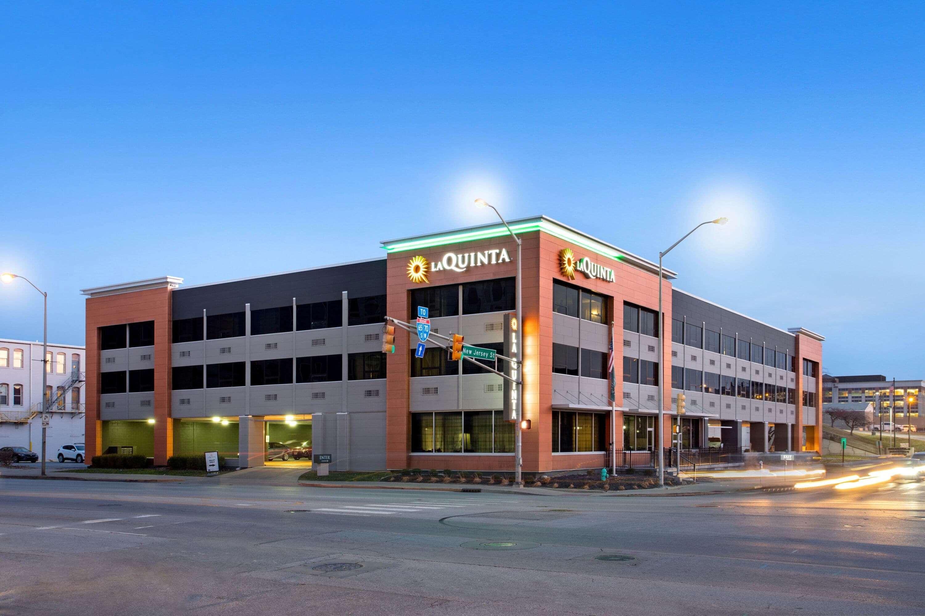 La Quinta Inn & Suites By Wyndham Indianapolis Downtown Exterior foto