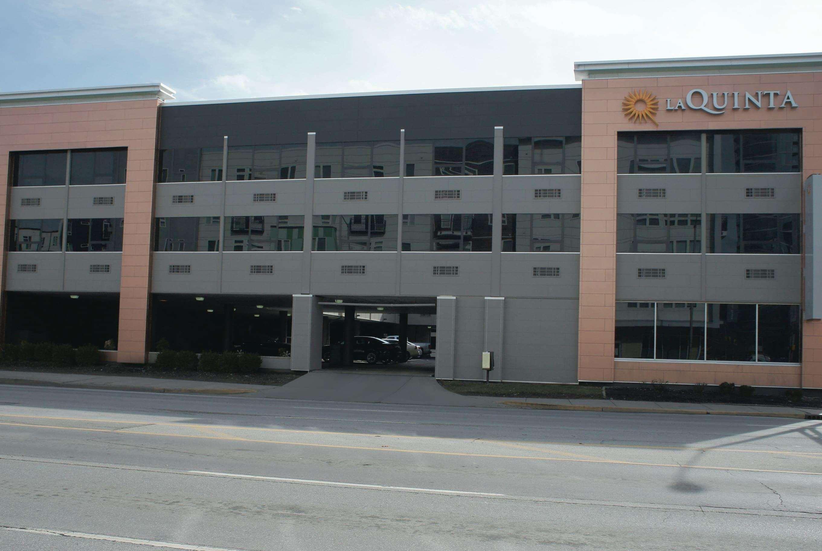 La Quinta Inn & Suites By Wyndham Indianapolis Downtown Exterior foto