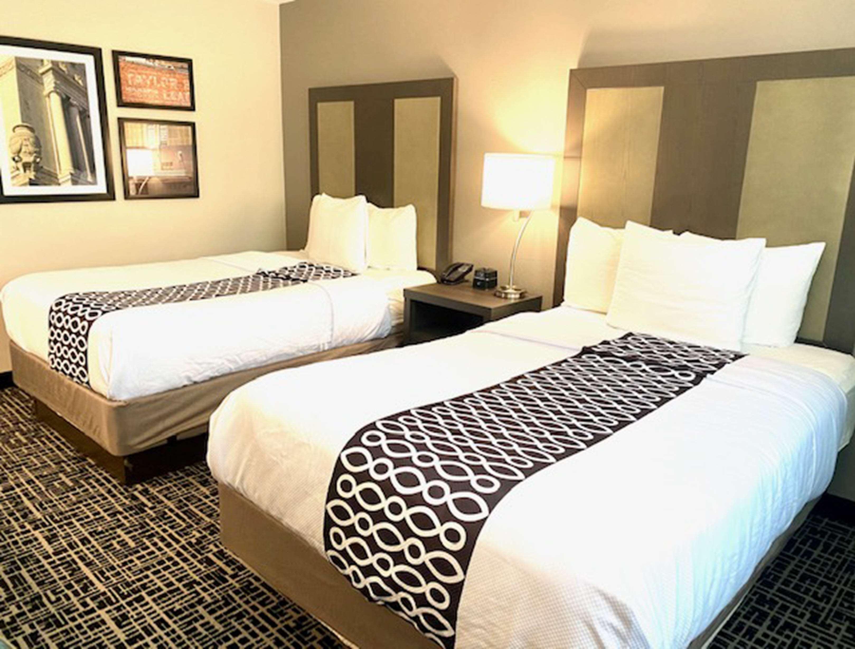 La Quinta Inn & Suites By Wyndham Indianapolis Downtown Exterior foto
