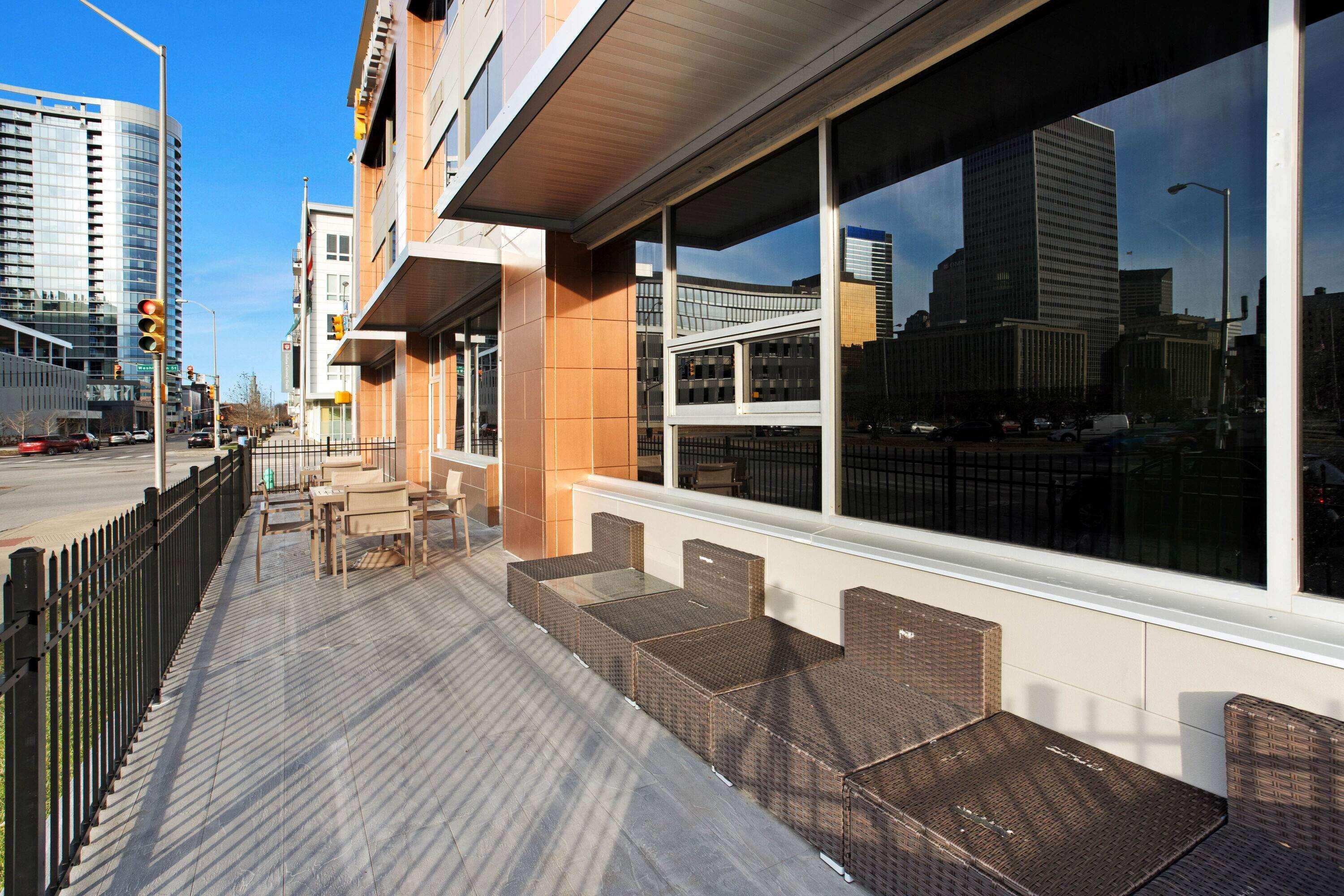 La Quinta Inn & Suites By Wyndham Indianapolis Downtown Exterior foto