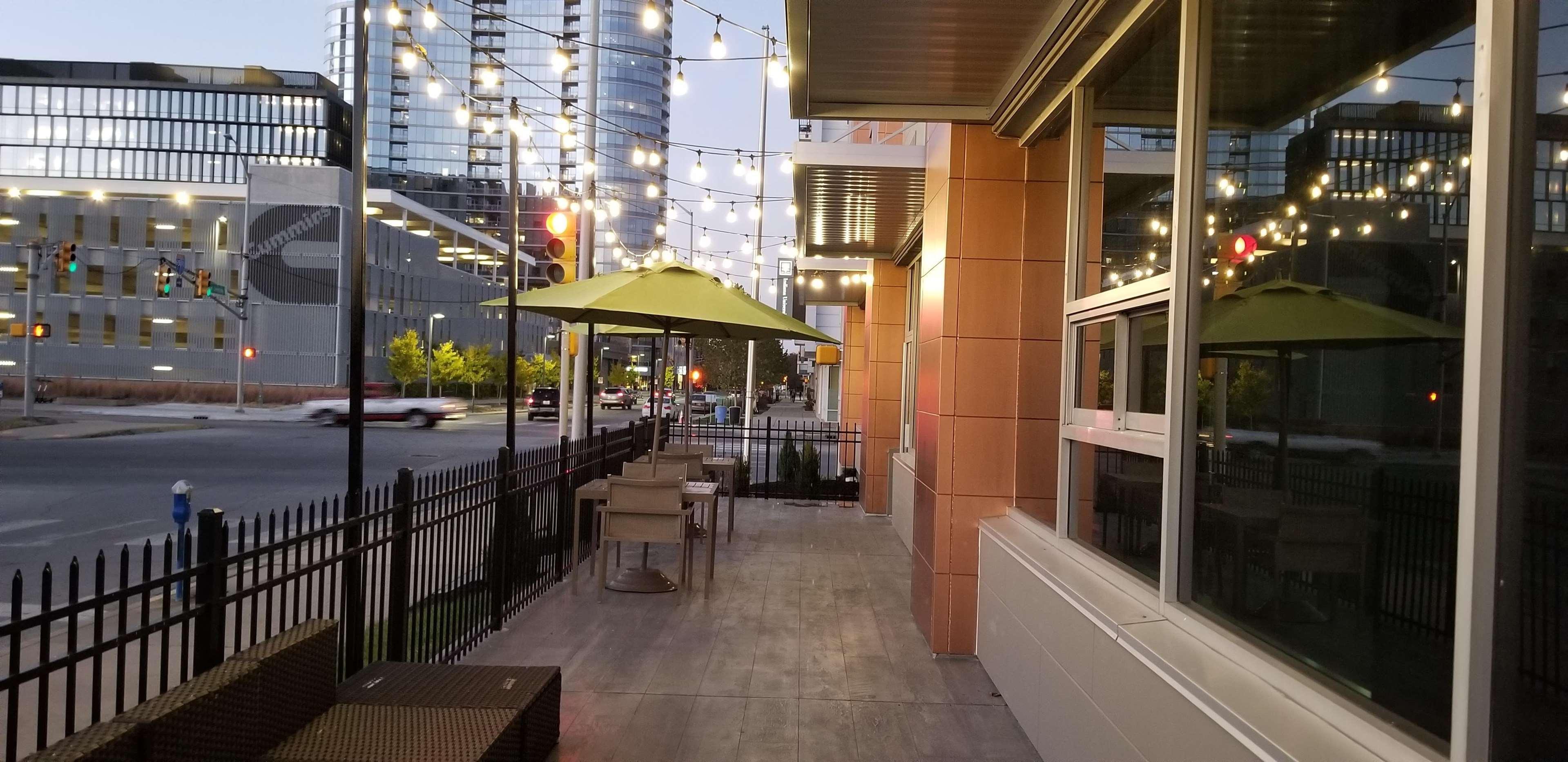 La Quinta Inn & Suites By Wyndham Indianapolis Downtown Exterior foto
